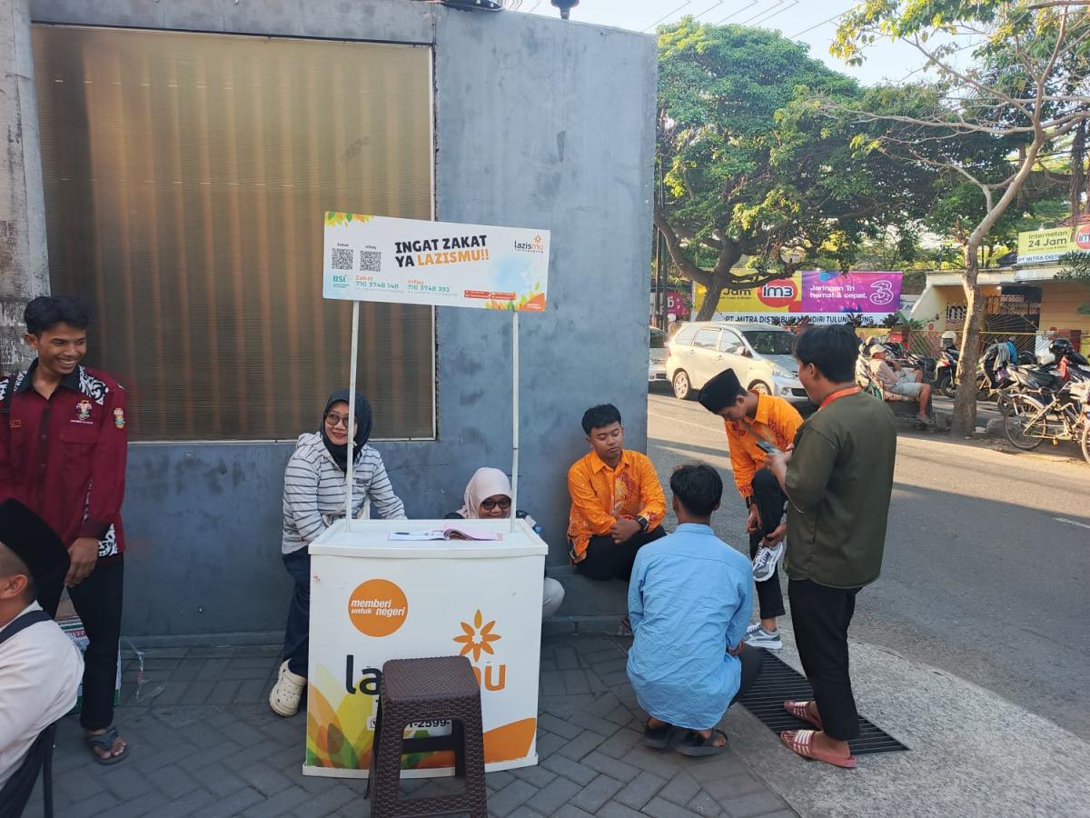 Gerai Lazismu Layani Jamaah Pengajian Ahad Pagi Masjid Al-Fattah Tulungagung
