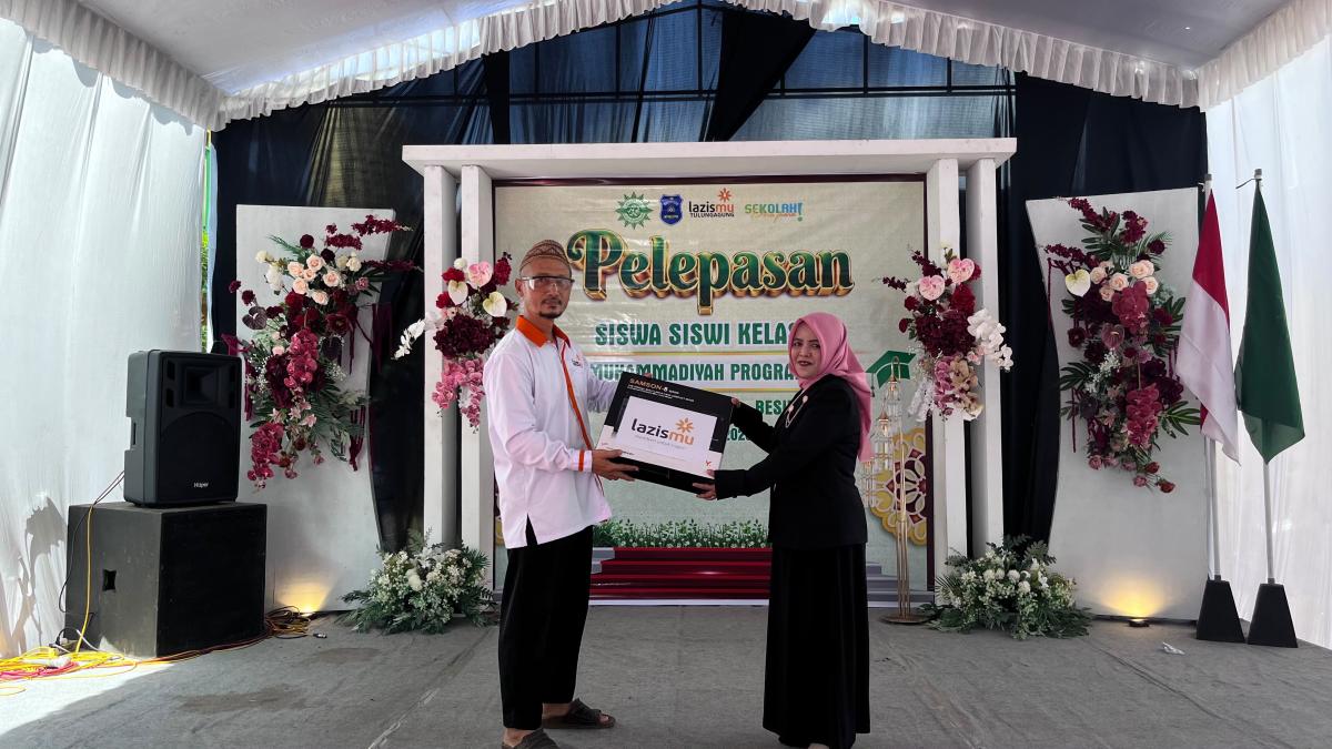 LAZISMU Tulungagung Salurkan Mixer dan Beasiswa untuk Siswa Berprestasi SD Muhammadiyah Plus Besuki