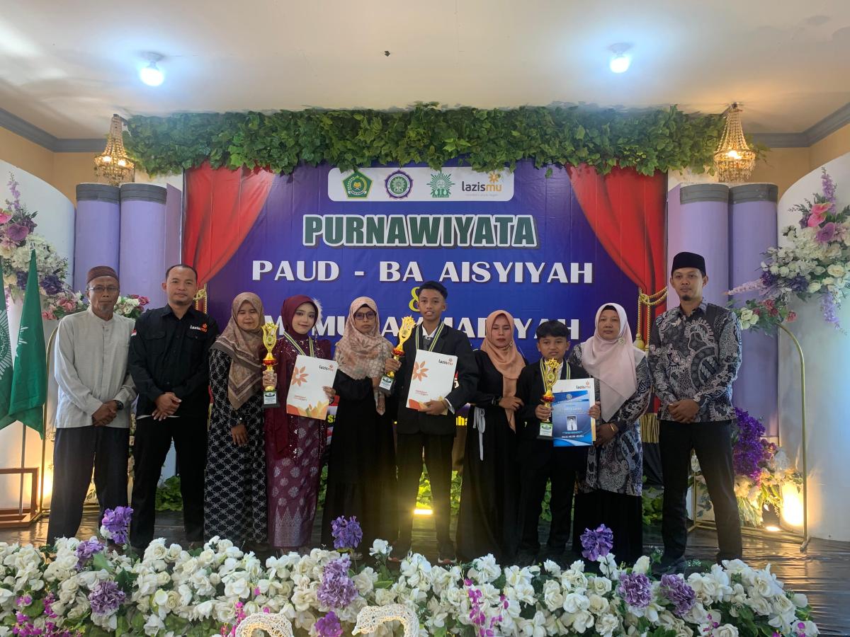 LAZISMU Tulungagung Serahkan Beasiswa Pendidikan untuk Tiga Siswa Berprestasi MI Muhammadiyah Pagersari